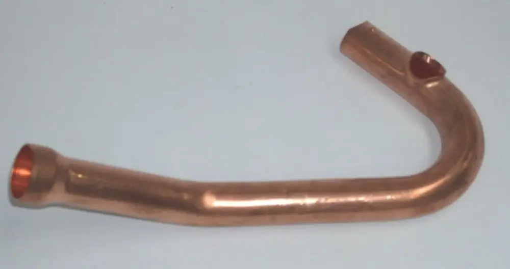 Kupferrohr mit gebogener Form, geeignet als Zubehör für Heizungsinstallationen, möglicherweise für Daikin Altherma Geräte.